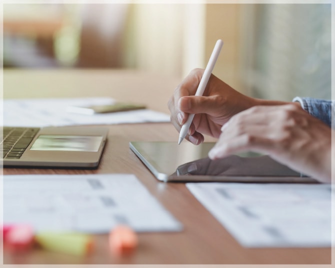 タブレットとペンで学習するイメージ写真