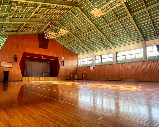 講習が行われる旧小学校の体育館