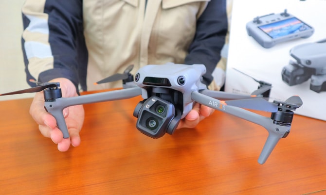 ドローン本体を手に持つ様子