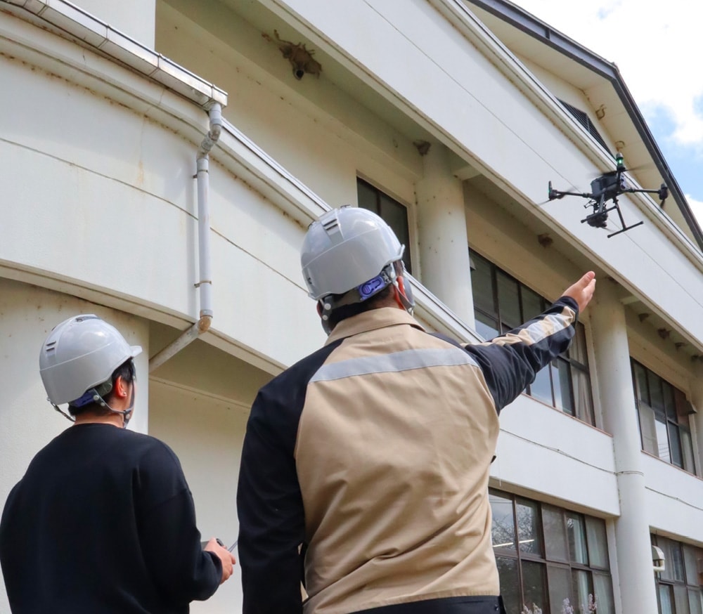 ドローンを飛ばす二人