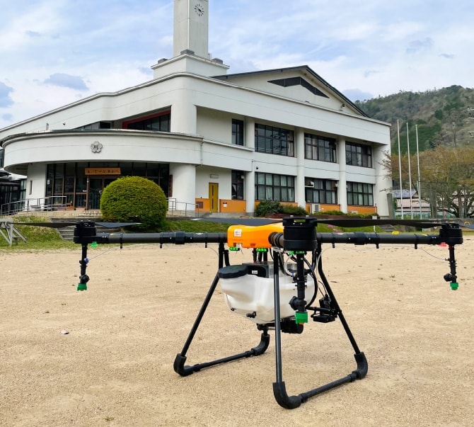 校庭に止まるドローン